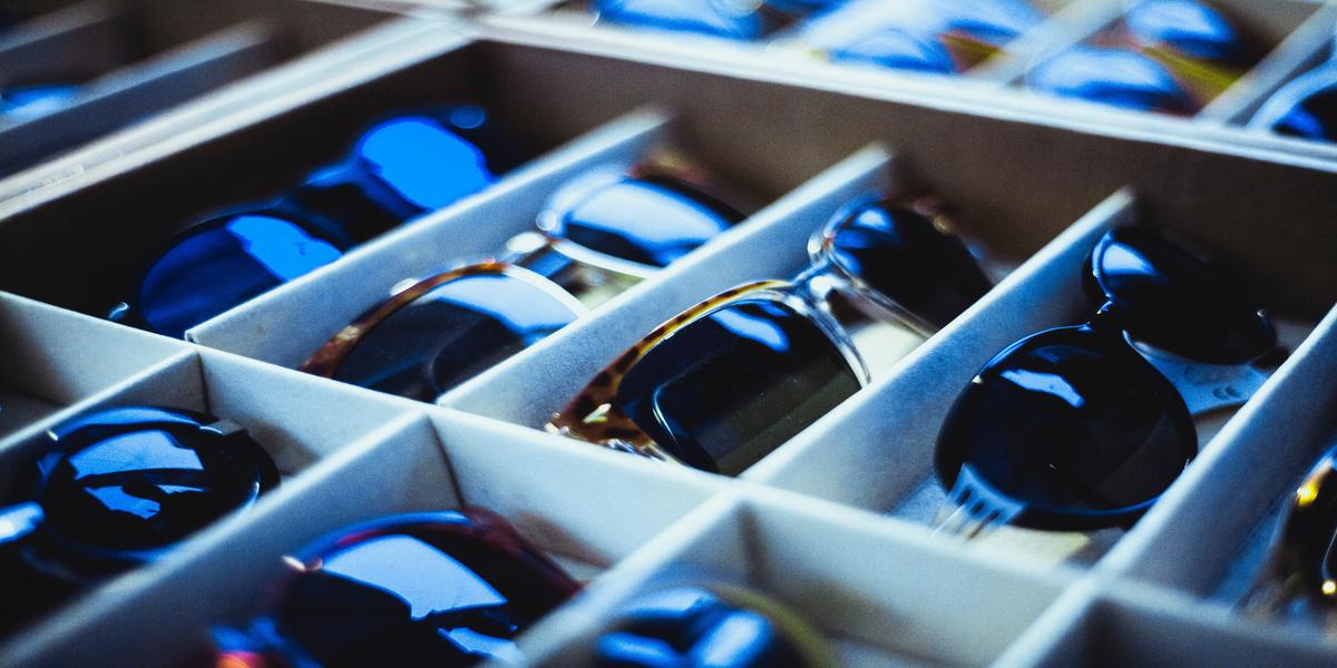 Come scegliere gli occhiali da sole perfetti per guidare?